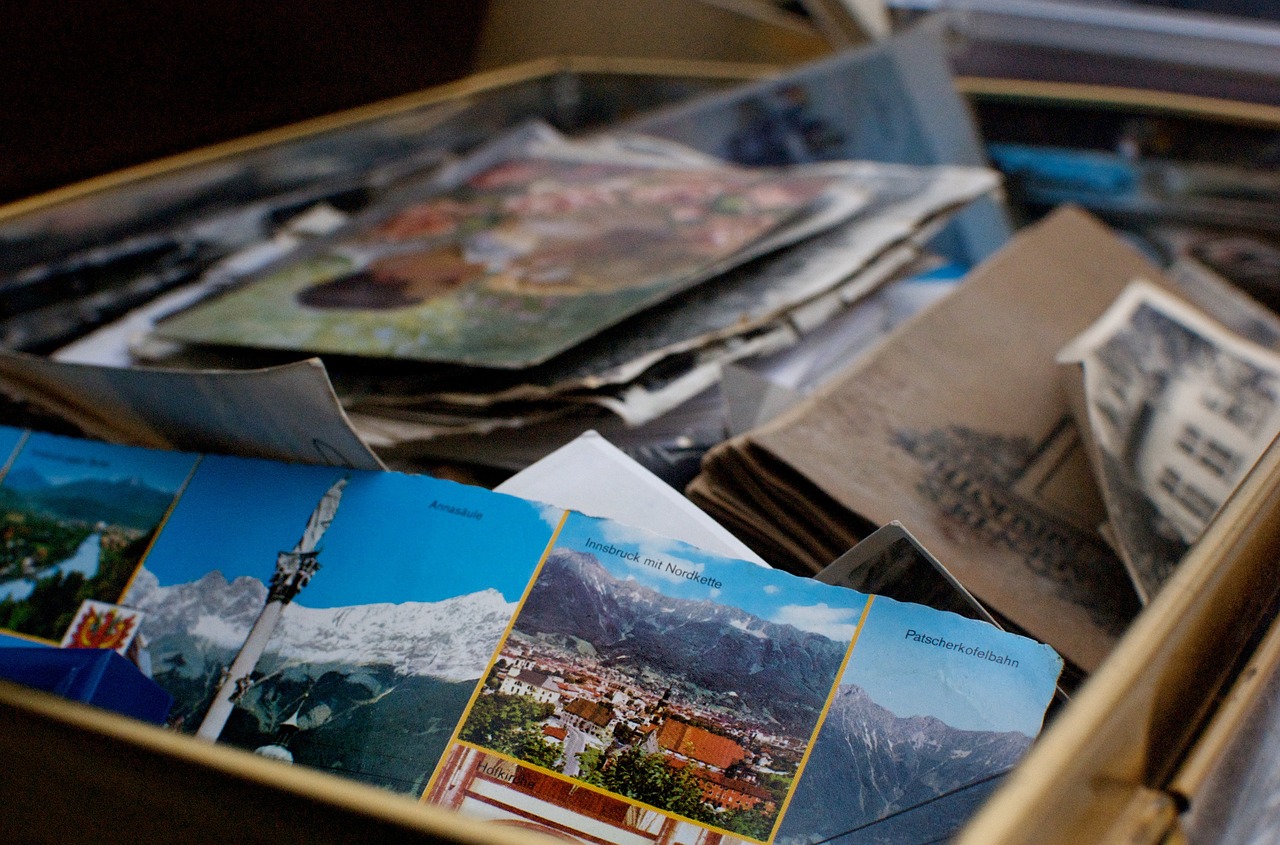 Erinnerungskiste mit alten Postkarten 