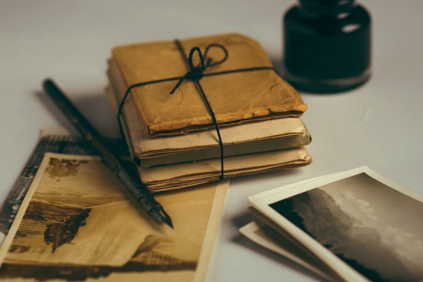 Erinnerungsstücke wie Fotos und alte Briefe aufbewahren
