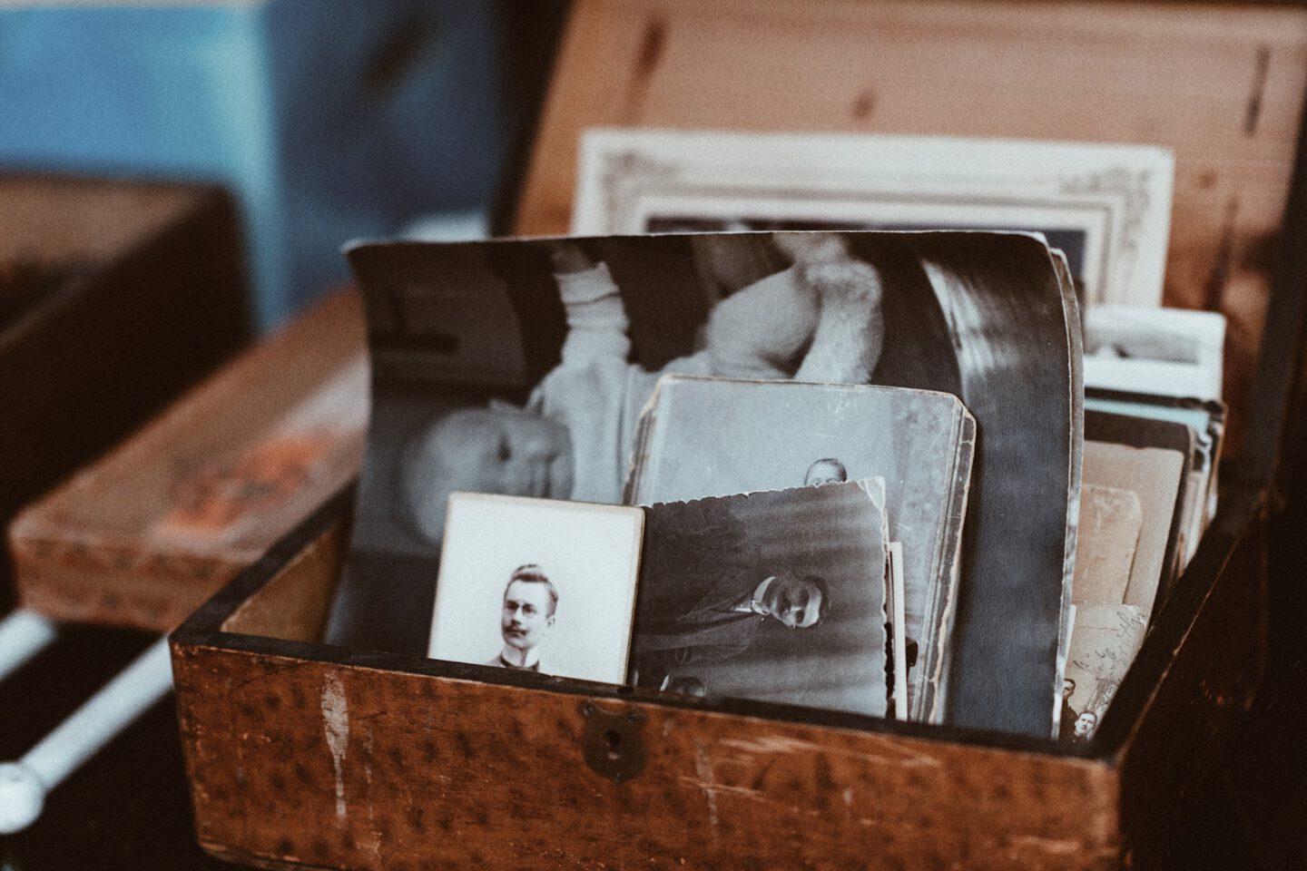 erinnerungsstücke wie Fotos in einer Erinnerungskiste aufbewahrt