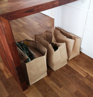 Aufberwahrungslösung für Pfandflaschen, Altglas und Papiermüll in der Küche: Große Jute-Taschen